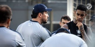 Caso Manga teve cobranças no vestiário e desgaste com jogadores e diretoria do Remo Thiago Carpini e Alef Manga – Foto: Samara Miranda/Clube do Remo