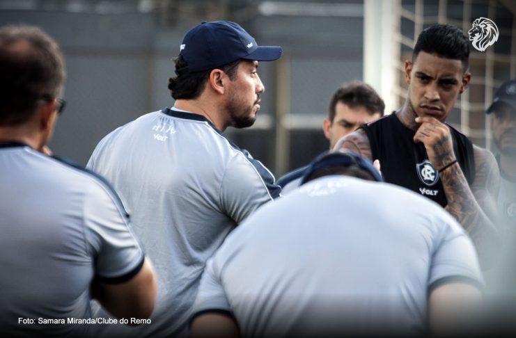 Caso Manga teve cobranças no vestiário e desgaste com jogadores e diretoria do Remo Thiago Carpini e Alef Manga – Foto: Samara Miranda/Clube do Remo