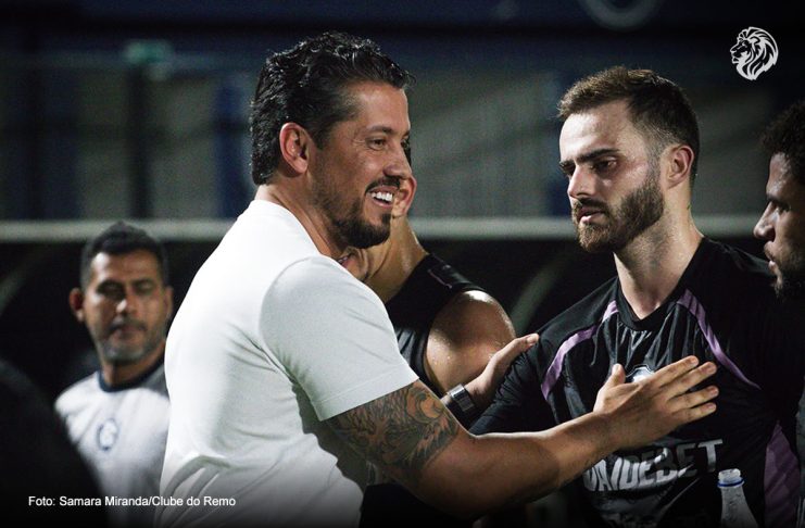Carpini descarta esquema fixo no Remo e vê Data Fifa como aliada para ajustar o time Thiago Carpini e Gabriel Poveda – Foto: Samara Miranda/Clube do Remo