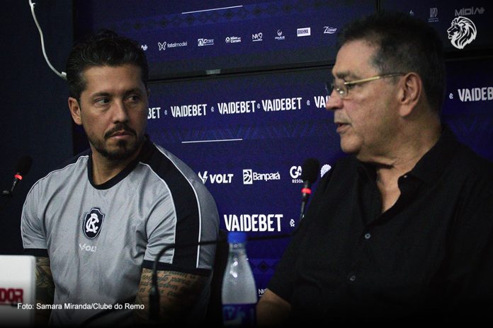 Thiago Carpini e Antônio Carlos Teixeira (Tonhão) – Foto: Samara Miranda/Clube do Remo Thiago Carpini e Antônio Carlos Teixeira (Tonhão) – Foto: Samara Miranda/Clube do Remo