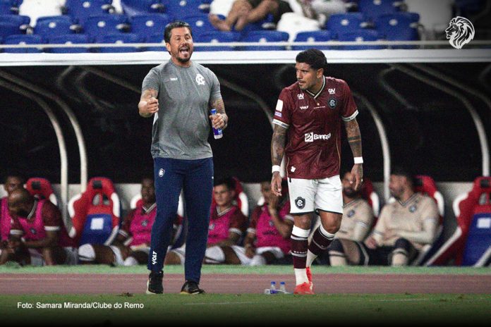 Remo 1×1 Grêmio-RS (Thiago Carpini e Galeano) – Foto: Samara Miranda/Clube do Remo Remo 1×1 Grêmio-RS (Thiago Carpini e Galeano) – Foto: Samara Miranda/Clube do Remo
