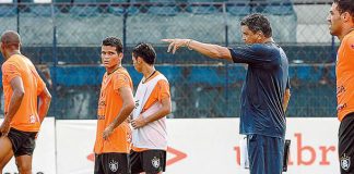 Flávio Araújo comanda os treinamentos no Baenão