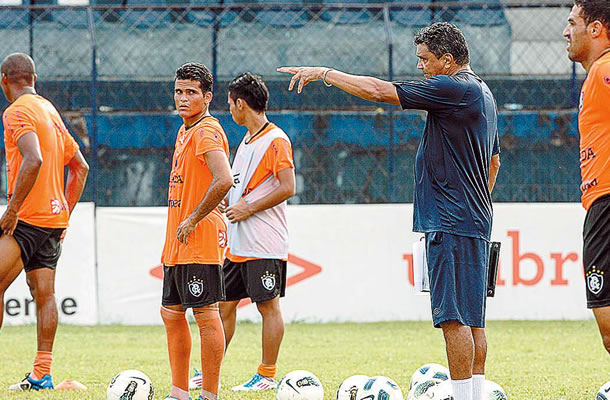 Flávio Araújo comanda os treinamentos no Baenão