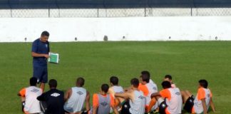 Flávio Araújo orienta os jogadores no centro do gramado