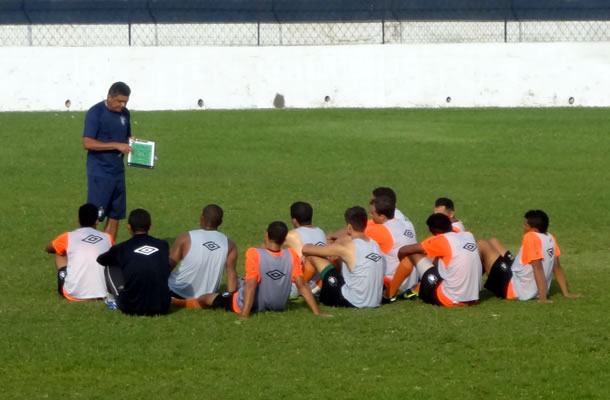 Flávio Araújo orienta os jogadores no centro do gramado