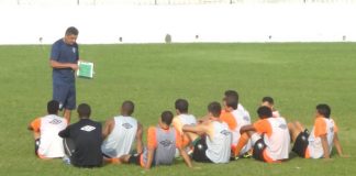 Flávio Araújo conversa com jogadores antes do treino