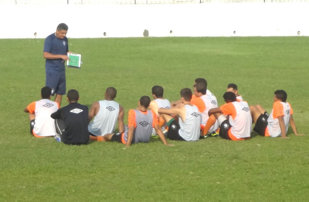 Flávio Araújo conversa com jogadores antes do treino