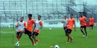 Jogadores treinam com bola