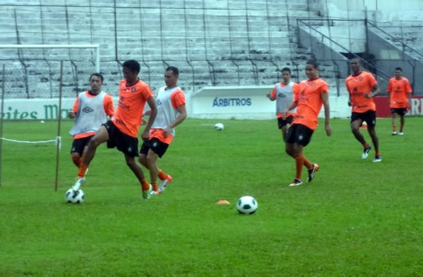 Jogadores treinam com bola