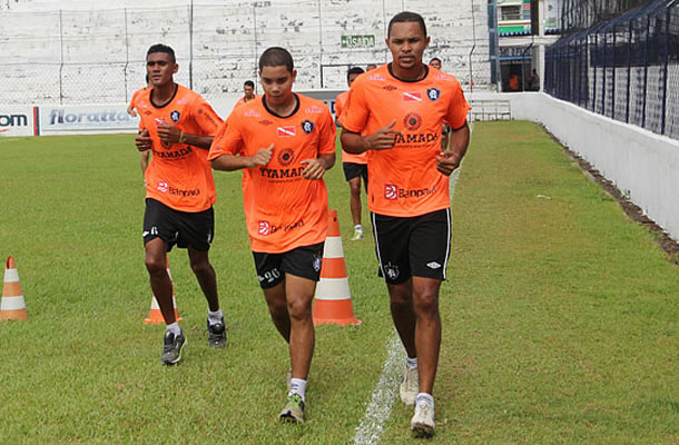 Jogadores realizam atividades físicas