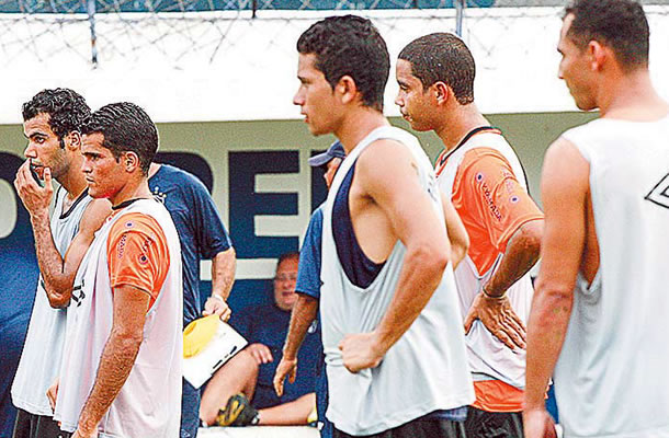 Jogadores treinam no Baenão