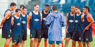 Flávio Araújo conversa com jogadores antes do treino