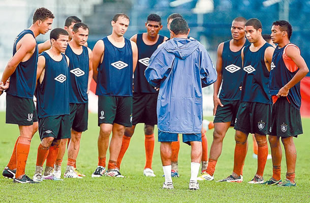 Flávio Araújo conversa com jogadores antes do treino