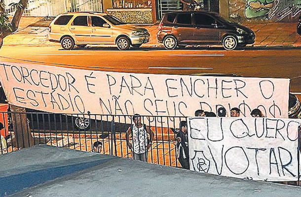 Torcida fez protesto na frente da sede social
