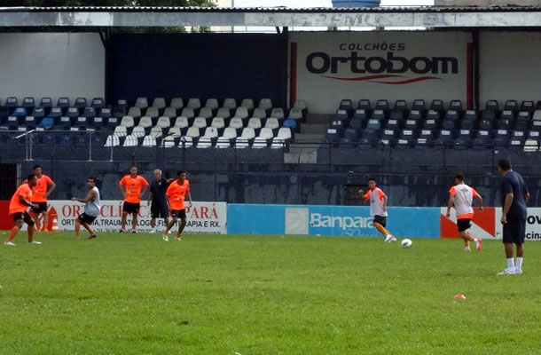 Jogadores treinam no Baenão