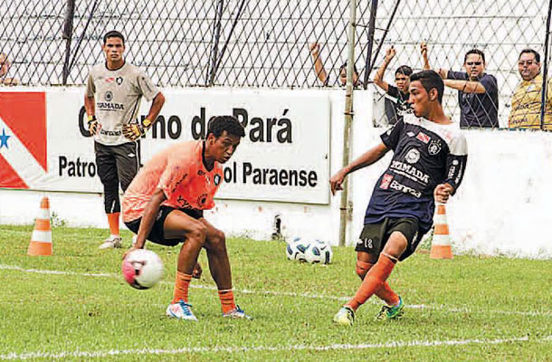 Profissionais treinam contra os juniores no Baenão