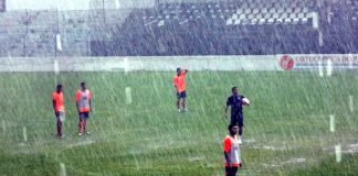 Jogadores treinam em baixo de chuva