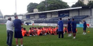 Flávio Araújo conversa com os jogadores antes do treino no Baenão