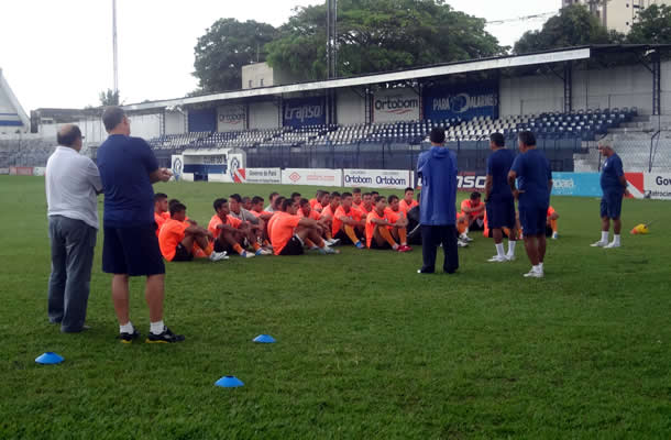Flávio Araújo conversa com os jogadores antes do treino no Baenão