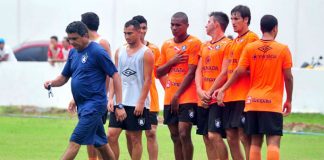 Flávio Araújo orienta jogadores remistas durante o treino