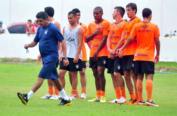 Flávio Araújo orienta jogadores remistas durante o treino