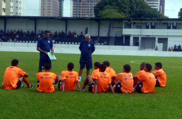 Flávio Araújo conversa com jogadores no gramado do Baenão