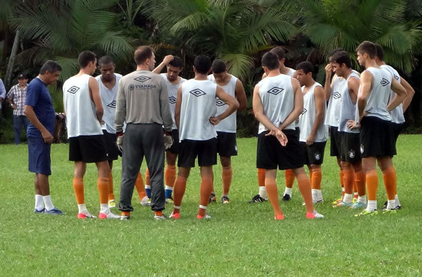Flávio Araújo conversa com jogadores antes do treino no campo do Deca
