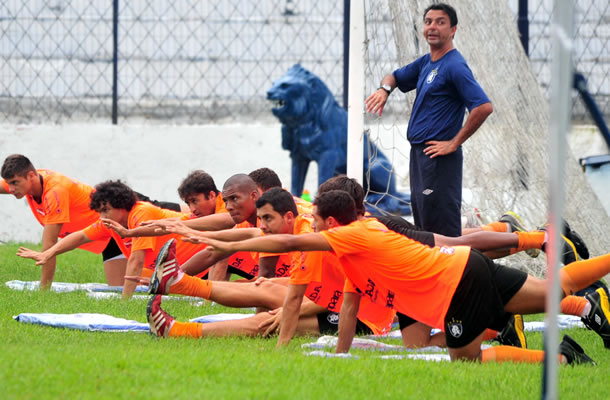 Jogadores realizam treino físico no Baenão