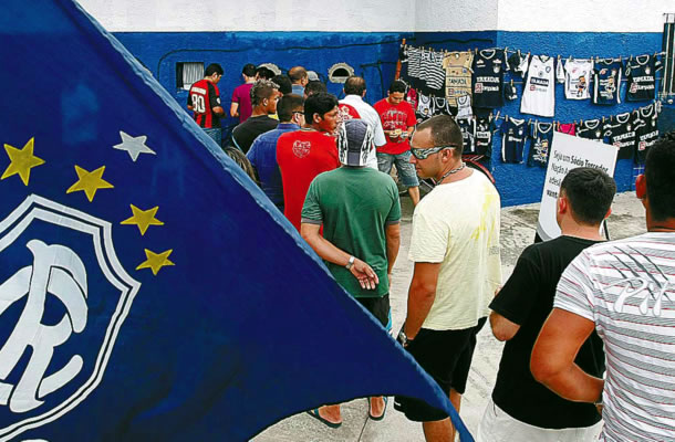 Torcida azulina faz fila para comprar ingressos