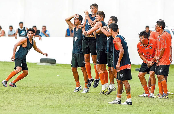 Chuvas intensas deixam o gramado pesado e exigem maior esforço dos atletas