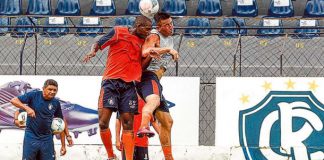 Flávio Araújo observa Gerônimo e Leandro Cearense