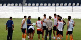 Flávio Araújo orienta jogadores antes do treino no Baenão