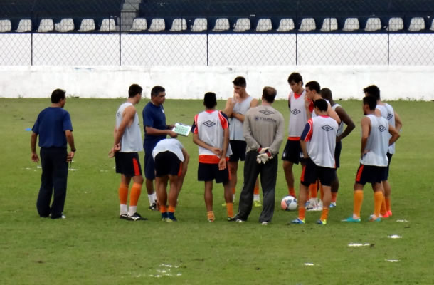 Flávio Araújo orienta jogadores antes do treino no Baenão