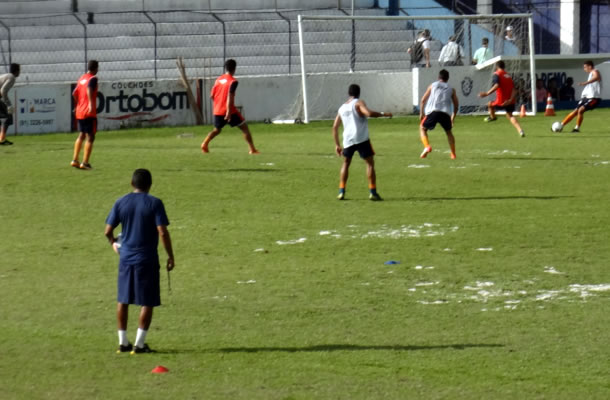 Flávio Araújo orienta jogadores antes do treino no Baenão