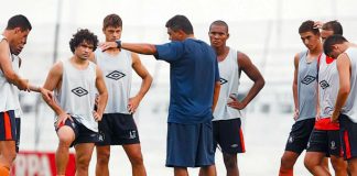 Flávio Araújo orienta seus jogadores durante mais um dia de treinamentos