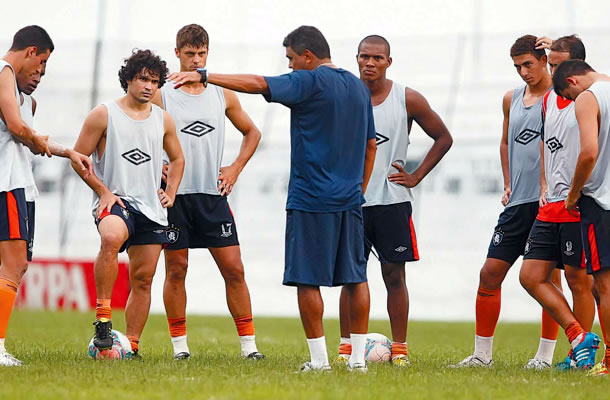 Flávio Araújo orienta seus jogadores durante mais um dia de treinamentos