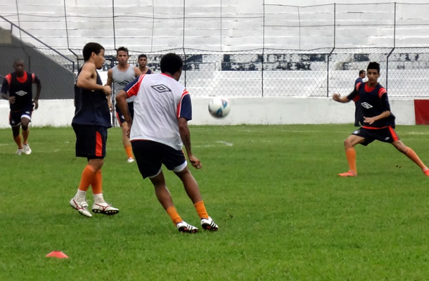 Jogadores treinam no Baenão