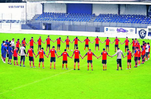 Jogadores fazem uma oração antes do treino no Baenão