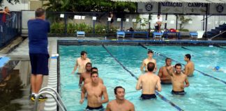 Jogadores fazem exercícios físicos de regeneração na piscina da sede social remista