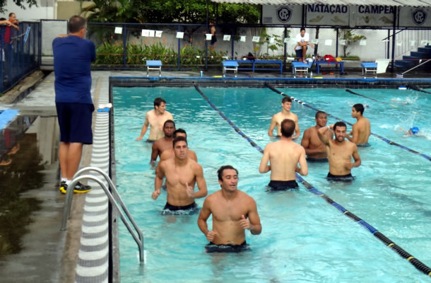 Jogadores fazem exercícios físicos de regeneração na piscina da sede social remista