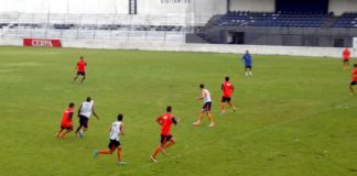 Jogadores realizam treino tático no Baenão