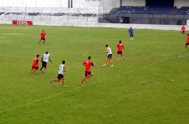 Jogadores realizam treino tático no Baenão