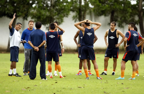 Flávio Araújo conversa com jogadores antes do treino