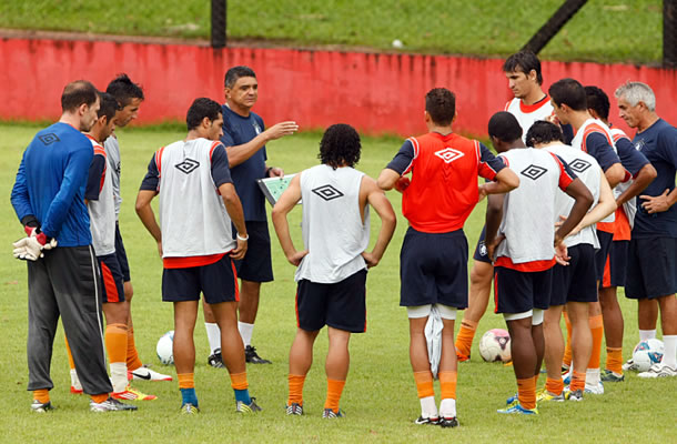 Flávio Araújo orienta os jogadores remistas durante um treino
