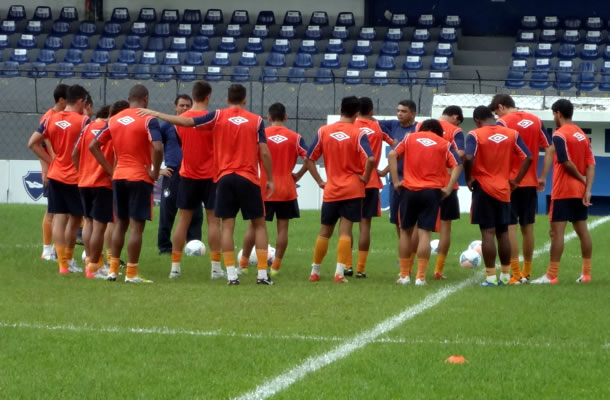 Flávio Araújo conversa com jogadores no Baenão