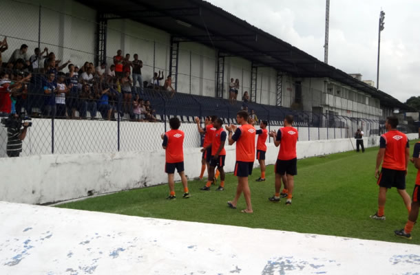 Jogadores recebem o apoio da torcida remista no Baenão