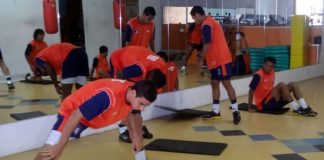 Jogadores se exercitam na academia