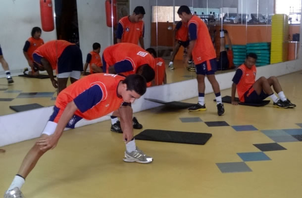 Jogadores se exercitam na academia