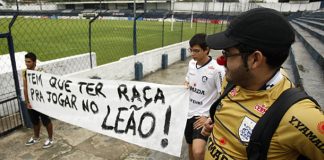 Torcida faz protesto no Baenão
