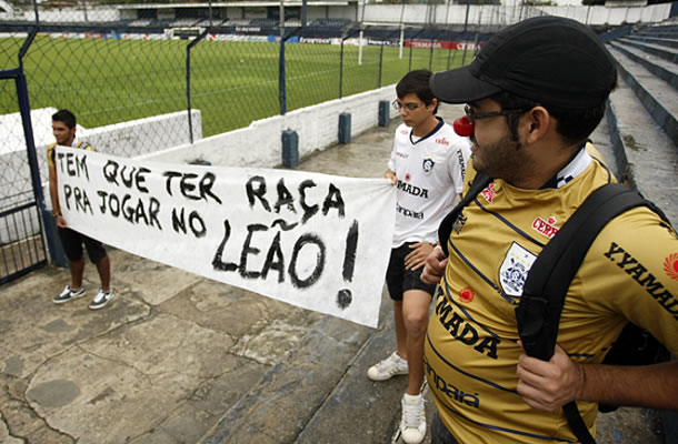 Torcida faz protesto no Baenão